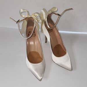 ONCE UPON A SHOE Chic Ivory Satin Women's Heels SZ 37